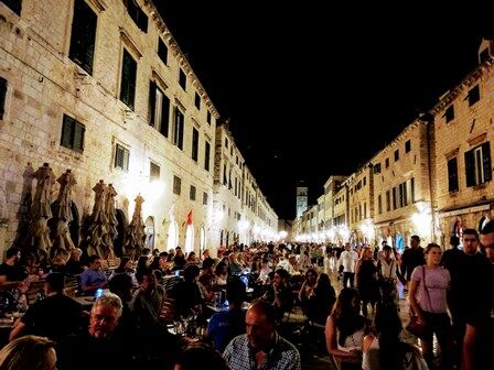 Ambientazo en las noches de Dubrovnik