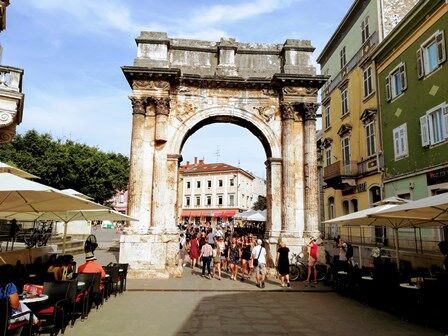 Arco de los Sergios del siglo I a.C. en Pula (Croacia)