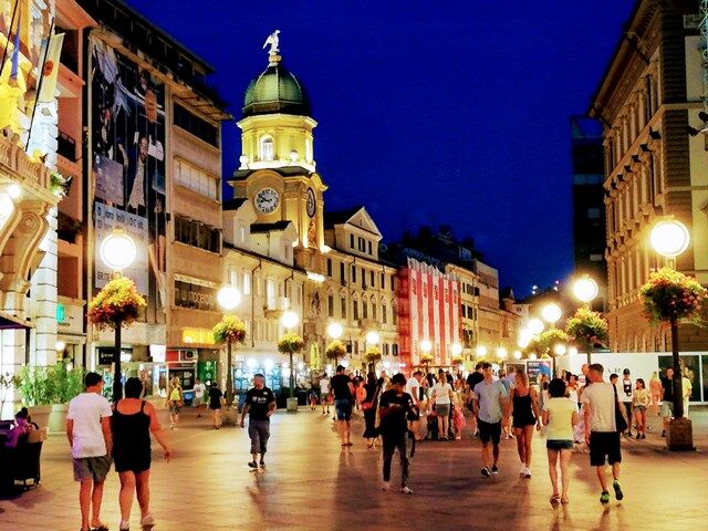 Calle peatonal del Korzo en Rijeka , con la preciosa Torre del Reloj (Croacia)