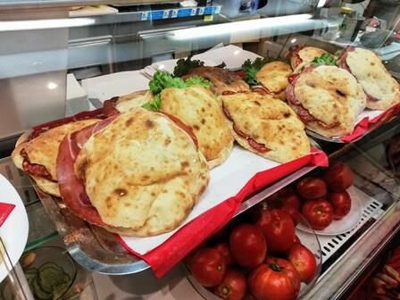 Deliciosos bocatas locales y pizzas en el Bar Koyo de Rovinj en Croacia