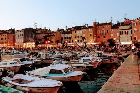 El precioso pueblo de Rovinj al anochecer (Croacia)