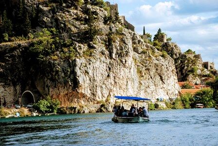 Paseo en barco por el rio Cetina en Omis (Croacia)