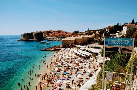 Playa Banje, junto a las murallas de Dubrovnik