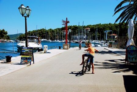 Precioso paseo en bici entre Vrboska y Jelsa (Isla de Hvar, Croacia))
