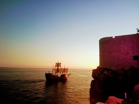 Atardecer de Dubrovnik en los acantilados del Buža Bar