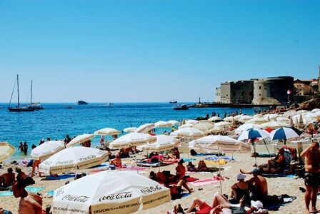 Concurrida playa de Banje Beach en Dubrovnik