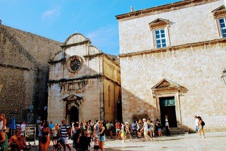 La Iglesia de San Salvador junto al Monasterio franciscano en Dubrovnik