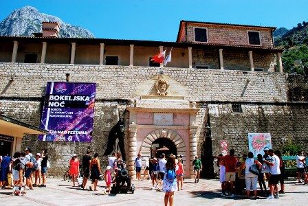 La preciosa ciudad amurallada de Kotor en Montenegro