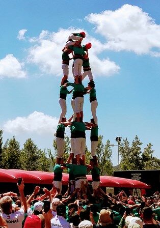 Los Castellers, la torre humana del folkore catalán