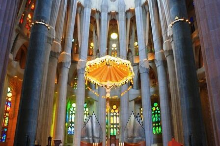 Cristo Crucificado en el altar de la Sagrada Familia