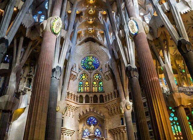 Interior de la Basílica de la Sagrada Familia en Barcelona