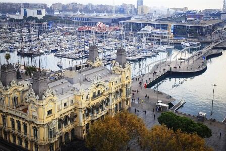 La Rambla del Mar que une el Muelle de la Fusta con el Moll de Espanya en el Port Vell