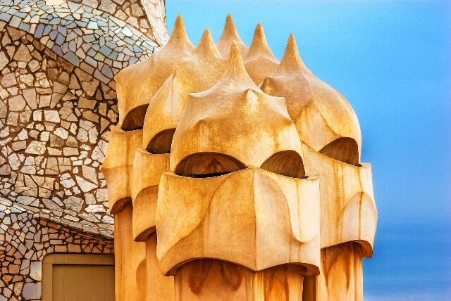 Las espectaculares chimeneas de la azotea de La Pedrera de Gaudí