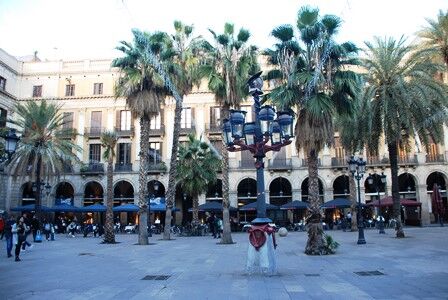 Plaza Real, pegada a las Ramblas de Barcelona