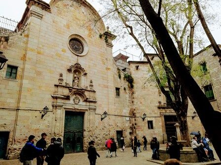 Restos de metralla en las paredes de la Plaza de Sant Felipe Neri de Barcelona