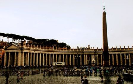 Columnata de la Plaza de San Pedro en el Vaticano