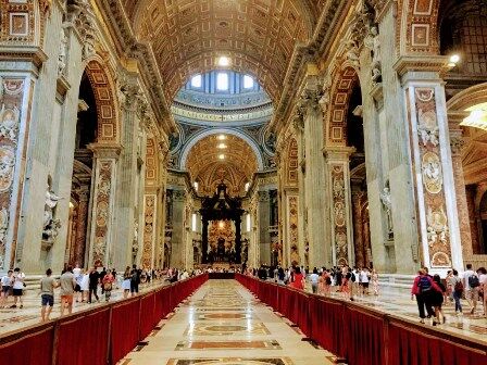 Interior de la Basílica de San Pedro en el Vaticano