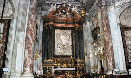 Interior de la iglesia de Santa Ines en Agonia en Roma