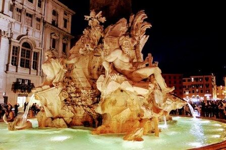 La Fuente de los 4 Ríos en la Piazza Navona de noche