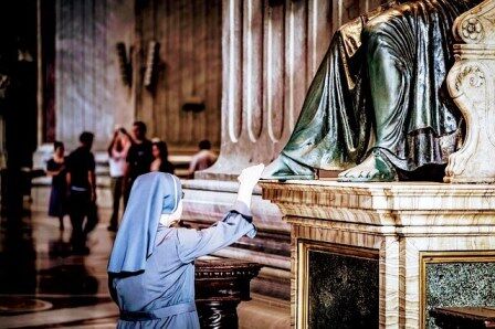 El pie de la estatua de San Pedro desgastada por los besos de los devotos