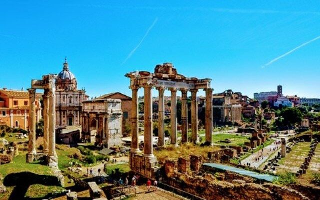 Arco de Sévero Séptimo entre en Templo de Vespasiano y Tito (3 columnas) y el Templo de Saturno