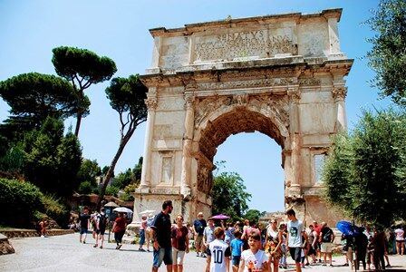 Arco de Tito, junto a una de las entradas al Foro Romano y el Palatino