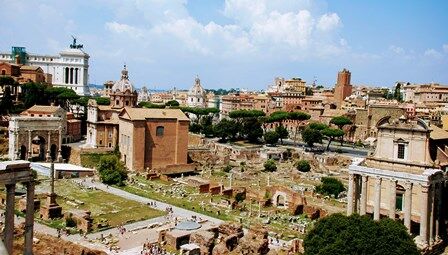 Basílica Emilia, entre el Templo de Antonio y Faustina y la Curia