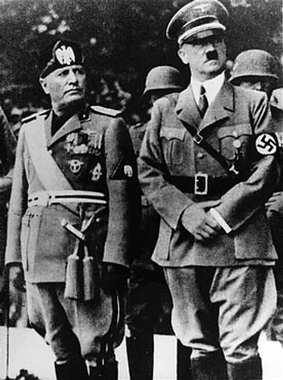 Benito Mussolini, junto a Adolf Hitler