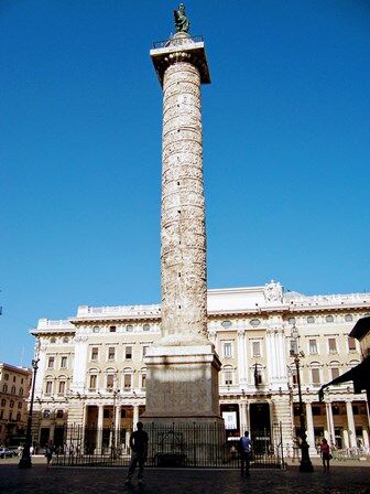 Columna de Marco Aurelio en al Piazza Colonna de Roma