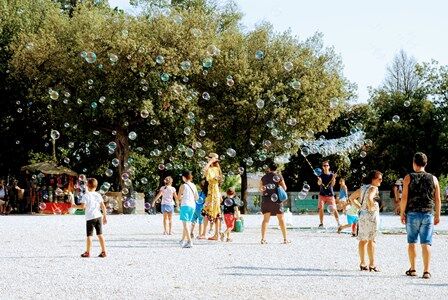 Divertidas pompas en el Piazza Napoleone del parque de Villa Borghese
