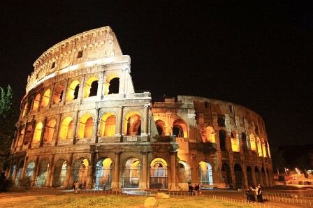 El Coliseo iluminado de noche