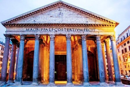 El Panteón de Agripa iluminado de noche