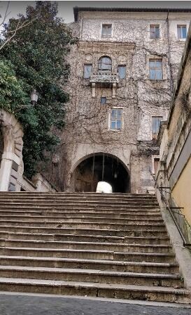 Escaleras para subir a la Basílica de San Pedro Encadenado