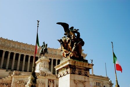 Esculturas y banderas italinas en el Vittoriano