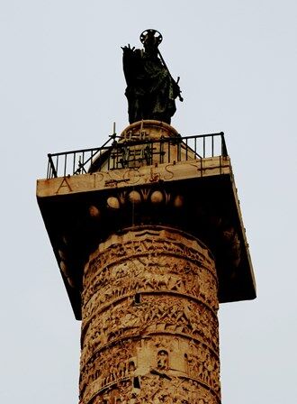 Estatua de San Pablo coronanado la Columna de Marco Aurelio