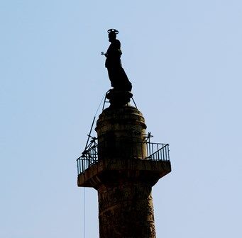 Estatua de San Pedro coronando la Columna de Trajano