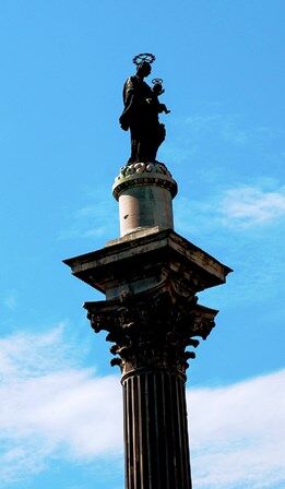 Figura de bronce de la Virgen y el niño en la Basílica de Santa María la Mayor