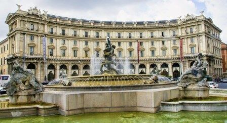 Fuente de las Náyades en la Plaza de la República en Roma