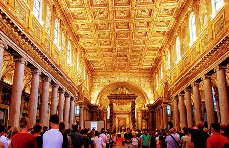 Techos realizados en oro traido de las Américas en la Basílica de Santa María la Mayor