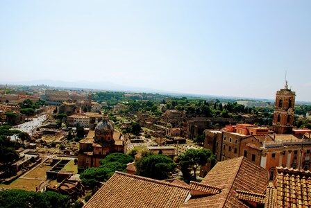 Vistas de la Piazza del Campidoglio, el Foro Romano, el Palatino y el Coliseo desde el Vittoriano