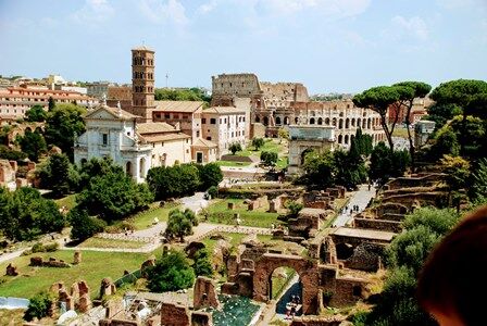 Vistas del Coliseo y el Foro Romano, desde la terraza del Palatino