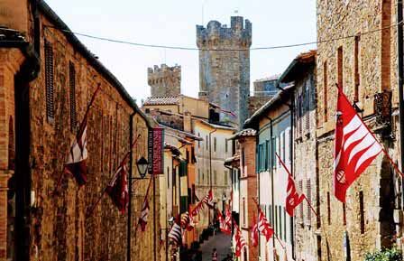 Calles de Montalcino en la Toscana