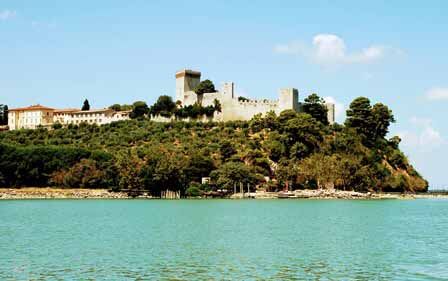 Castillo coronando Castiglione del Lago en Umbría