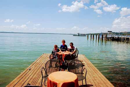 Comedor de ensueño en la tasca de Isola Maggiore en Umbría