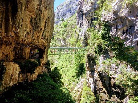 El impresionante Puente de los Rebecos en la ruta del Cares