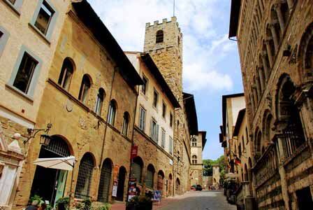Empinadas calles de Arezzo, con enormes casa torre