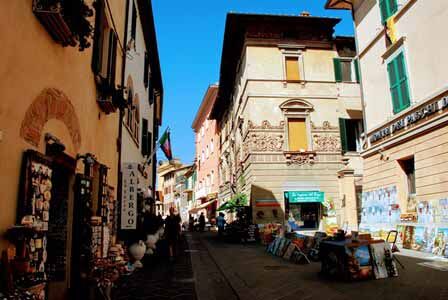 Esmerados puestitos de artesanía en Castiglione del Lago en Umbría