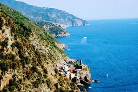Espectaculares vistas del agua azul y los pueblos de Cinque Terre