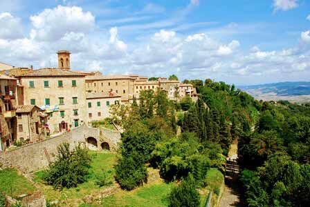 Grandes cuestas para subir al pueblo de Volterra