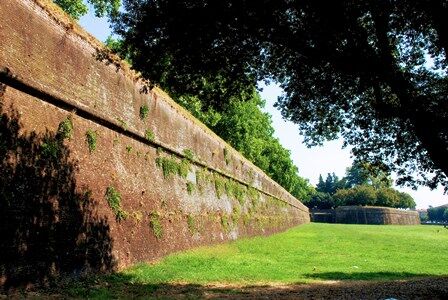 Impresionantes murallas transitables que rodean Lucca